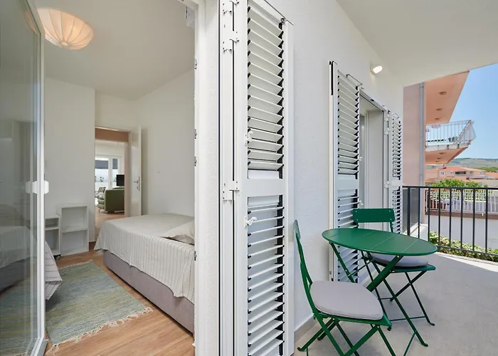 Nela & Sara - 2 Apartments With Heated Swimming Pool