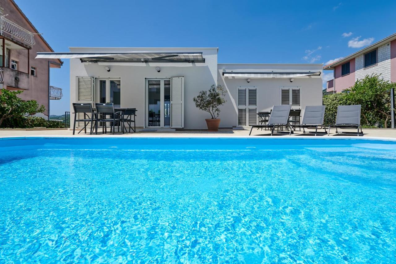 Nela & Sara - 2 With Heated Swimming Pool * Seget Vranjica