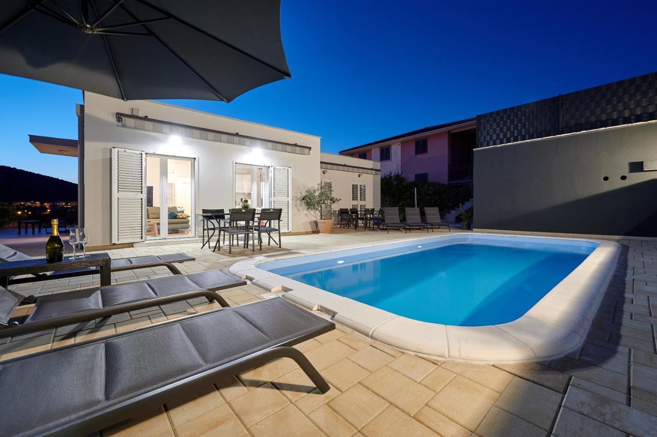 Nela & Sara - 2 With Heated Swimming Pool Apartamento Seget Vranjica