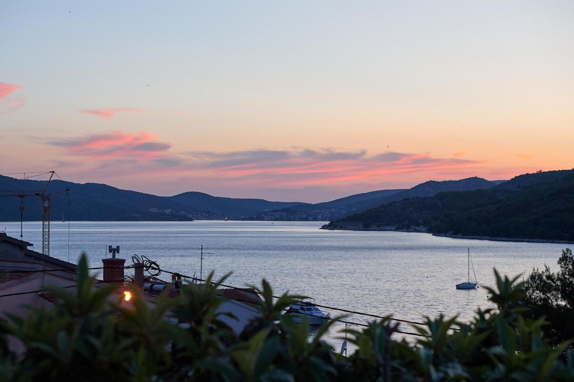 Apartma Nela & Sara - 2 With Heated Swimming Pool Seget Vranjica